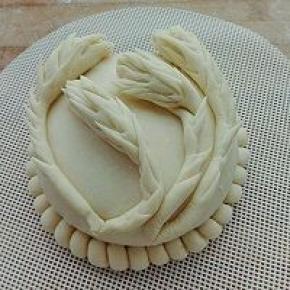 12. 用剪刀剪出麦穗，底部沾水放入馒头胚上，冷水上锅，大火烧开转中火20分钟，关火焖五分钟