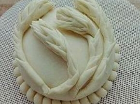 12. 用剪刀剪出麦穗，底部沾水放入馒头胚上，冷水上锅，大火烧开转中火20分钟，关火焖五分钟