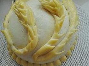 13. 出锅将麦穗及底部刷层蛋黄液