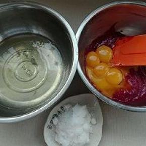 3. 鸡蛋分离，放入蛋黄，蛋清另外放置干净无油盆中