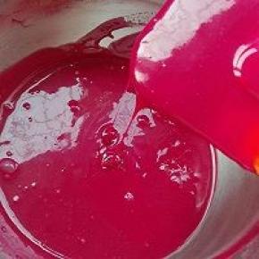 4. 同样划z形将蛋黄拌至均匀成细腻蛋黄糊