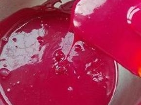 4. 同样划z形将蛋黄拌至均匀成细腻蛋黄糊