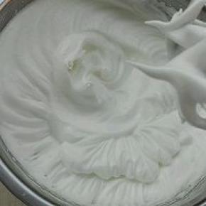 5. 蛋白滴入几滴柠檬汁或者白醋，糖55克分三次打发成如图所示