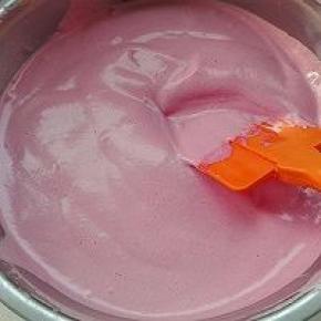 6. 打发好的蛋白同蛋黄糊分两次翻拌手法拌至均匀