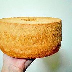 9. 出炉后倒扣，凉透后脱模（甜菜汁天然色素，经过高温长久烤制，出来已经完全看不到红红的颜色了）