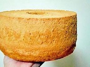 9. 出炉后倒扣，凉透后脱模（甜菜汁天然色素，经过高温长久烤制，出来已经完全看不到红红的颜色了）