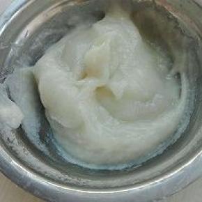 1. 先制作汤种，将面粉和水搅拌均匀，小火熬制60度，面糊成粘稠状态，放凉待用