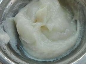 1. 先制作汤种，将面粉和水搅拌均匀，小火熬制60度，面糊成粘稠状态，放凉待用