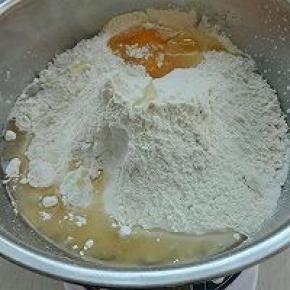 2. 将放凉的汤种和所有主面团材料混合