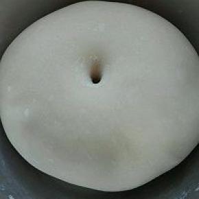 4. 揉好的面团，发酵至手指戳洞，不回缩不塌陷即可