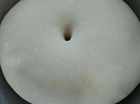 4. 揉好的面团，发酵至手指戳洞，不回缩不塌陷即可