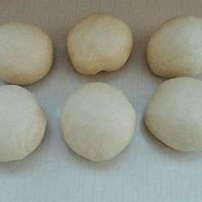 5. 发好的面团取出排气，等分六份，滚圆，醒发15分钟