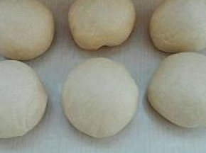 5. 发好的面团取出排气，等分六份，滚圆，醒发15分钟