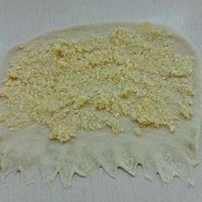 6. 取面团擀成如图所示，放入椰蓉馅