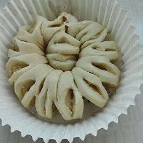 9. 用剪刀✂剪出这样也可以哈整理好的面团放入烤箱进行二次发酵，烤箱放盆热水，35分钟