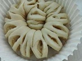 9. 用剪刀✂剪出这样也可以哈整理好的面团放入烤箱进行二次发酵，烤箱放盆热水，35分钟