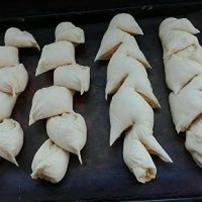 11. 用剪刀✂剪出想要的形状，表面刷层蛋液