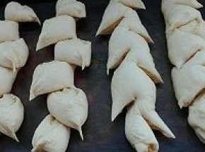 11. 用剪刀✂剪出想要的形状，表面刷层蛋液