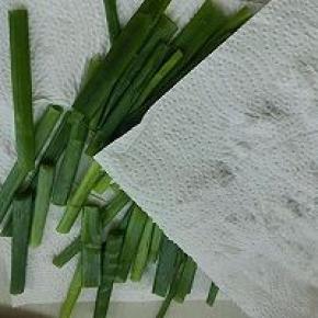 发酵的时间，先制作葱油酥，小葱洗净，用厨房纸吸干水份，切成碎末，将所有葱油酥材料混合待用