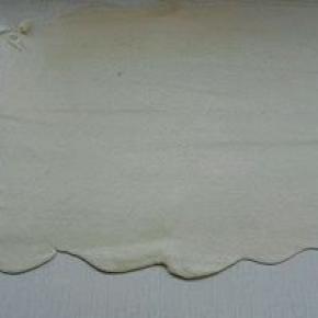 面团发酵至手指戳洞，不回缩不塌陷即可，将发酵好的面团擀成大片