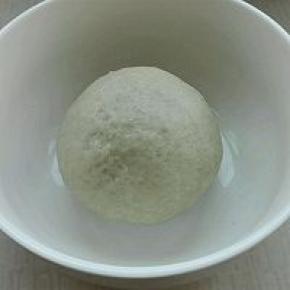 1. 将所有材料混合，面团揉至光滑，温暖处发酵