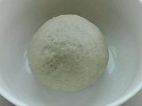 1. 将所有材料混合，面团揉至光滑，温暖处发酵