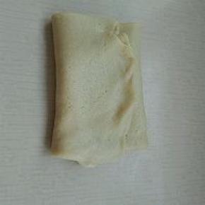 在上下对折，最后继续擀成大片，重复折叠三次