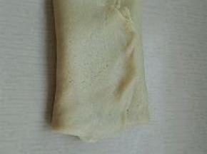 在上下对折，最后继续擀成大片，重复折叠三次