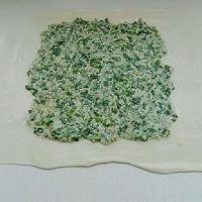 折叠三次擀成大片后，中间放入葱油酥摊平