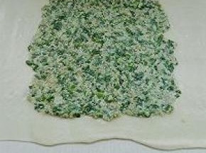 折叠三次擀成大片后，中间放入葱油酥摊平