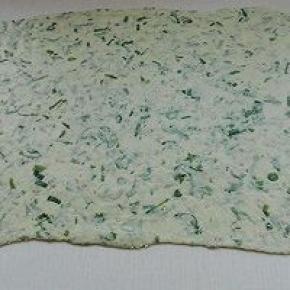 擀成大片，继续重复折叠动作，进行三次折叠