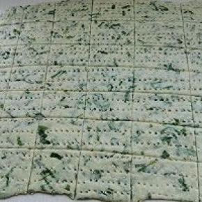 用叉子扎眼，切成想要的形状