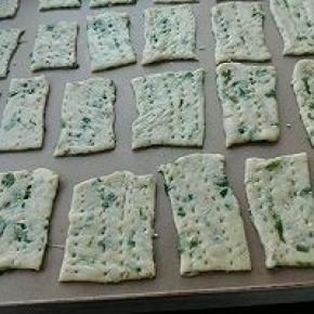 放入烤盘，刷层淡盐水，醒发20分钟（忽略我挪到烤盘上丑丑的形状吧