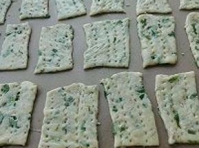 放入烤盘，刷层淡盐水，醒发20分钟（忽略我挪到烤盘上丑丑的形状吧