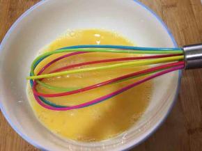 鸡蛋加入盐，搅拌均人。