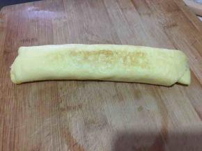 厚蛋烧做好啦，切去两头备用。