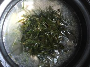 放入海带煲一小时之后加盐即可装起食用