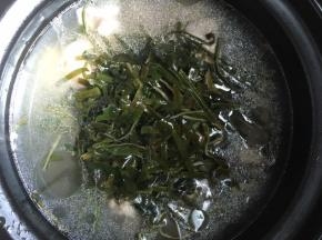 放入海带煲一小时之后加盐即可装起食用