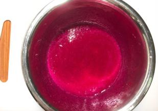 再次过滤一下果汁。