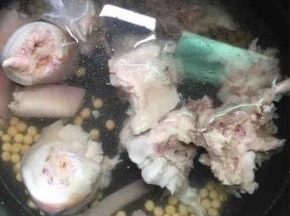 把骨头和洗干净的黄豆放在砂锅，放五碗水，大火煮开转小火煲半小时之后放入海带
