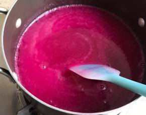 加入火龙果汁和柠檬汁，煮至微沸。