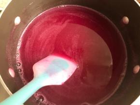 然后加入白凉粉浆，小火再次煮开，然后关火。