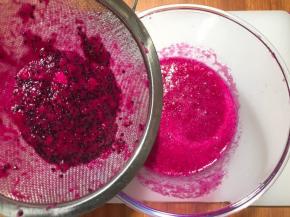 留下籽和不能过筛的果肉。