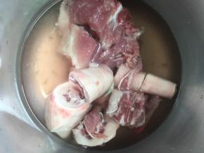 猪尾骨洗净放锅里焯水，捞出洗去浮沫