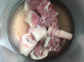 猪尾骨洗净放锅里焯水，捞出洗去浮沫