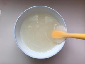 50克白凉粉混加入100克凉水混合均匀。