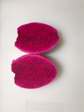 一个比较小的红心火龙果，带皮称约550克