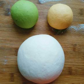 3克酵母和水混合均匀，倒入成300克面粉的盆中，揉成光滑的面团。40g菠菜汁和胡萝卜汁分别加一克酵母然后倒入80g面粉中。和成光滑的面团