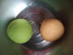 三个颜色的面团分别揉好密封发酵到2倍大，然后排气重新排气揉至表面光滑切开无气孔状态(要想馒头表面光滑，口感劲道，就不要吝啬你的力气要揉揉揉使劲揉就对了)