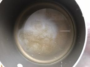 准备一个不粘奶锅，放入250克水，20克蜂蜜，30克糖，小火煮至化开。